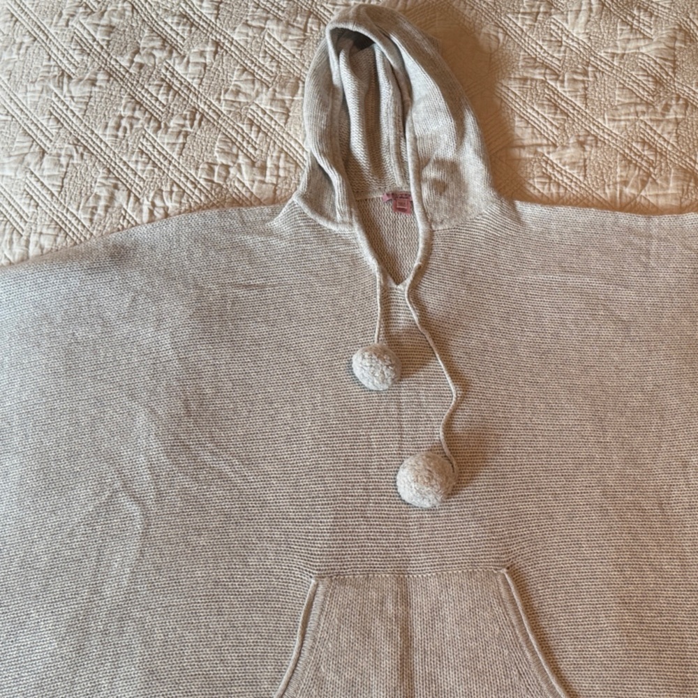 Cozy Cream Women's cashmere poncho with Hood